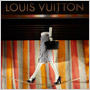 Louis Vuitton miluje cirkus: Dlhoročná tradícia sa teraz stala témou jeho sviatočných výkladov!