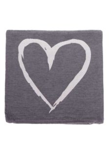 Krémovo-sivý obliečka na vankúš so srdcom Dakls