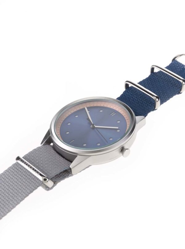 Pánske hodinky v striebornej farbe so sivo-modrým textilným remienkom HYPERGRAND