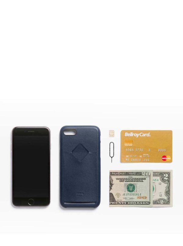 Tmavomodrý kožený kryt pre iPhone 7 s priehradkou na platobnú kartu Bellroy