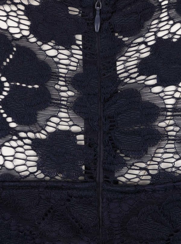 Tmavomodré čipkované šaty s prestrihmi na ramenách AX Paris