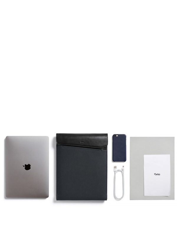 Čierno-sivý obal na notebook s koženými detailmi Bellroy Laptop Sleeve Extra 15"