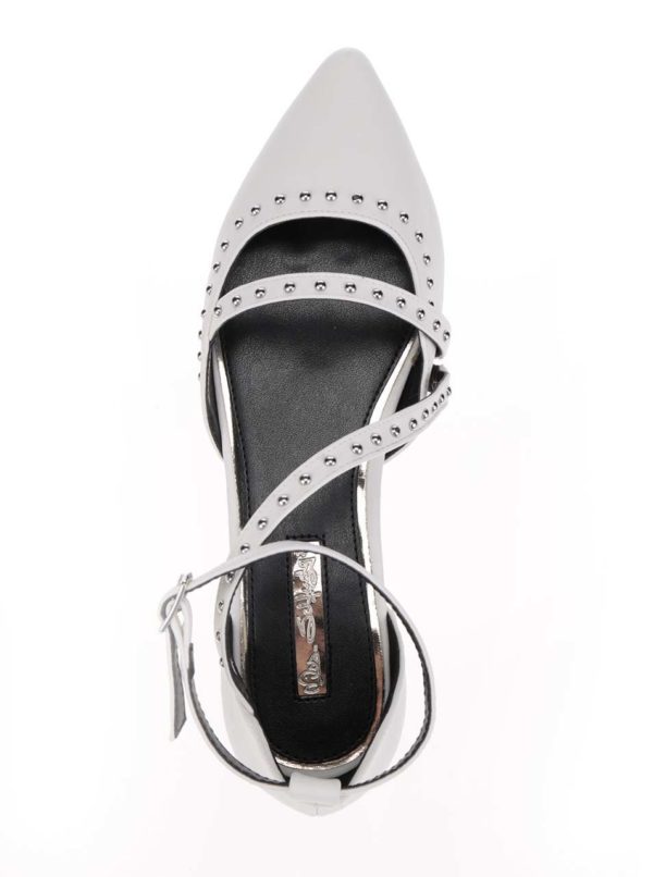 Krémové sandále s detailmi v striebornej farbe Miss Selfridge