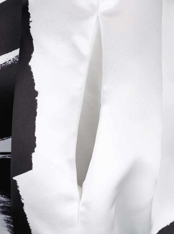 Bielo-čierne lesklé vzorované midišaty s odhalenými ramenami Closet