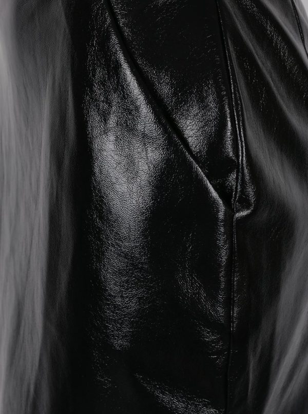 Čierna lesklá koženková sukňa s vreckami VERO MODA Rebelle
