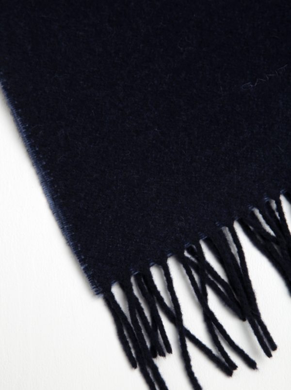 Tmavomodrý dámsky vlnený šál so strapcami GANT