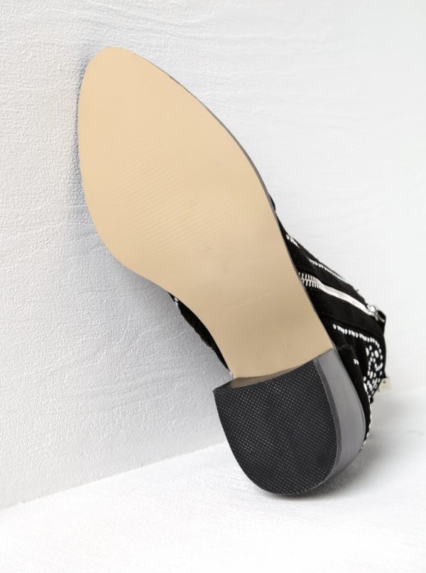 Čierne členkové topánky v semišovej úprave na podpätku s ozdobnými detailmi Miss Selfridge