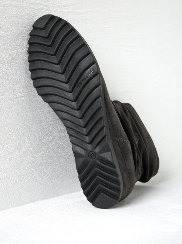 Tmavosivé semišové členkové topánky na nízkom klinovom podpätku Tamaris