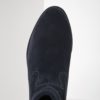 Tmavomodré semišové členkové topánky s prešívanými detailmi Tamaris