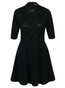 Čierne šaty s krátkym rukávom a čipkovanými detailami Rich & Royal
