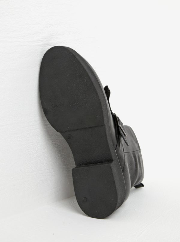 Čierne kožené členkové topánky s prackou a strapcami Tamaris