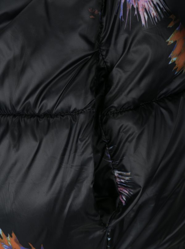 Čierna kvetovaná bunda s vysokým golierom Jacqueline de Yong Roona
