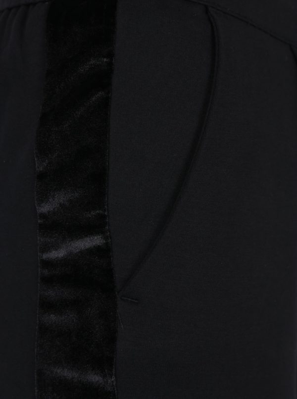 Čierne nohavice so zamatovými pruhmi na nohaviciach Jacqueline de Yong Trainer
