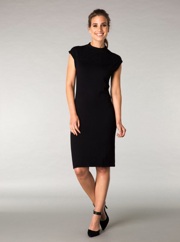 Čierne šaty s aplikáciou Yest