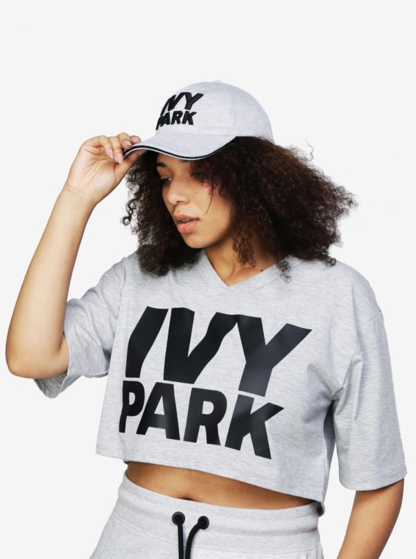 Svetlosivá šiltovka s vyšitým logom Ivy Park
