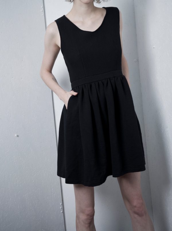 Čierne rebrované šaty bez rukávov La femme MiMi