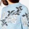 Svetlomodrý sveter s motívom kvetín M&Co