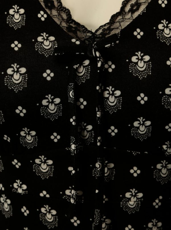 Čierna vzorovaná nočná košieľka s čipkovanými detailmi M&Co
