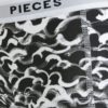 Súprava štyroch vzorovaných nohavičiek v čierno-bielej farbe Pieces Logo