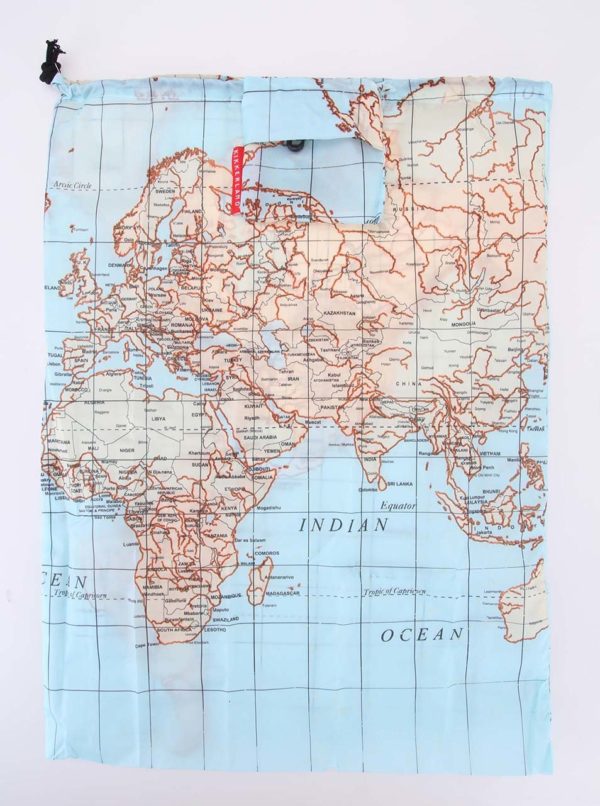 Modré cestovné vrecúško na bielizeň Kikkerland Mapa