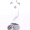 Sklenená fľaša so sivým pierkom EQUA SQUEEZE (550 ml)