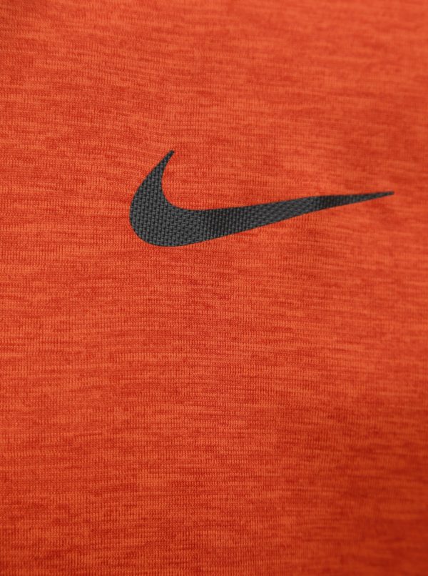 Tehlové pánske funkčné tričko s potlačou loga Nike