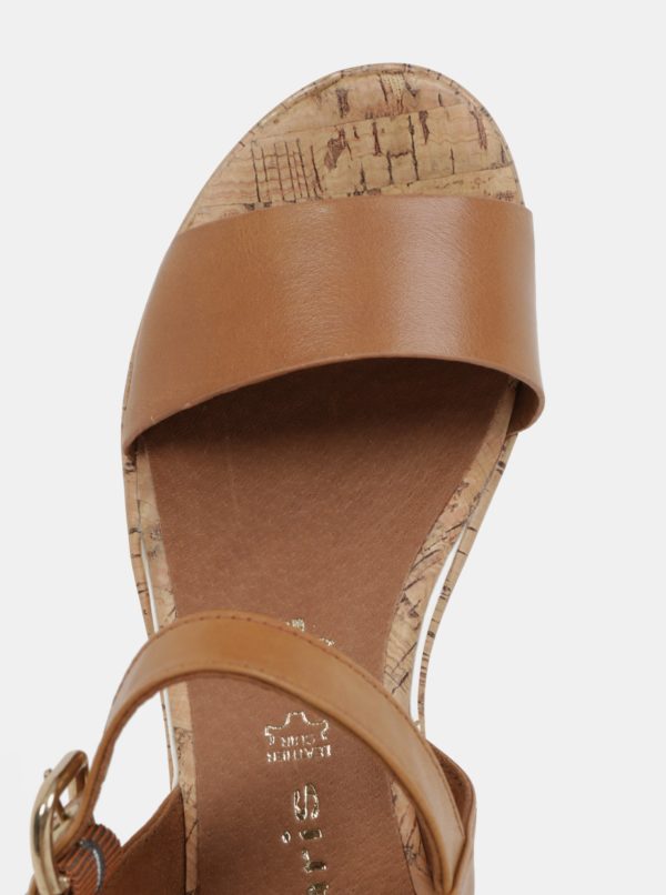 Hnedé kožené sandálky na plnom podpätku Tamaris