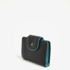 Čierna dámska kožená peňaženka s modrým lemom KARA
