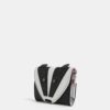 Bielo–čierna dievčenská peňaženka v tvare jazveca s ligotavými detailmi Cath Kidston