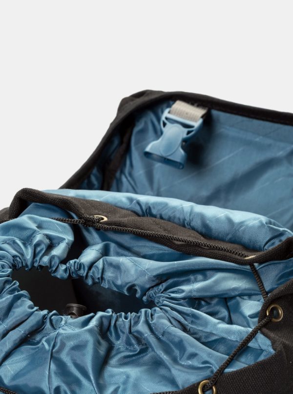 Čierny batoh a koženkovými detailmi a pláštenkou Meatfly 26 l