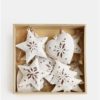 Balenie deviatich bielych vianočných ozdôb v drevenej škatuľke Sass & Belle Snowflake
