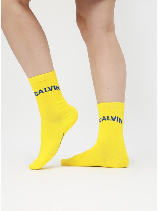 Balenie štyroch párov dámskych ponožiek v čiernej, modrej, ružovej a žltej farbe Calvin Klein Jeans