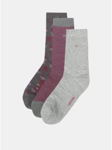 Balenie troch párov dámskych ponožiek v sivej a ružovej farbe v darčekovej škatuľke Calvin Klein Jeans