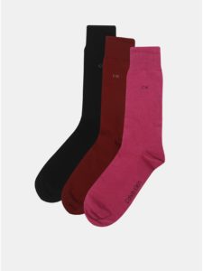 Balenie troch párov pánskych ponožiek v čiernej, ružovej a vínovej farbe v darčekovej škatuľke Calvin Klein Jeans