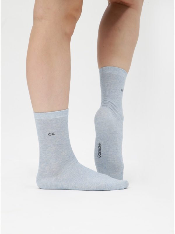 Balenie troch párov dámskych ponožiek v sivej farbe a darčekovej škatuľke Calvin Klein Jeans
