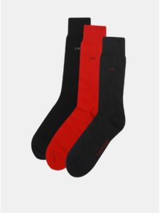 Balenie troch párov pánskych ponožiek v čiernej a červenej farbe v darčekovej škatuľke Calvin Klein Jeans