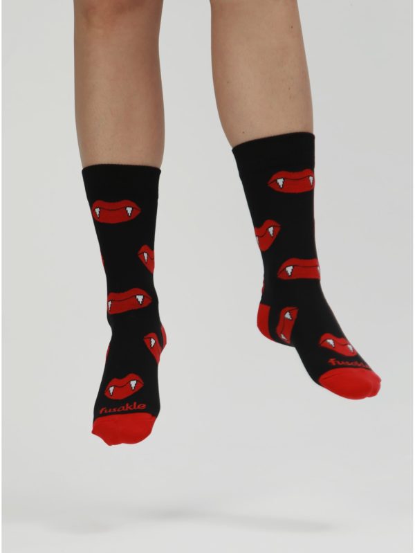 Červeno–čierne unisex ponožky s motívom upírích zubov Fusakle Hryziem