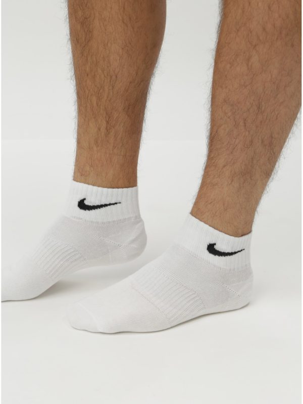 Balenie troch párov pánskych členkových ponožiek v bielej, sivej a čiernej farbe Nike