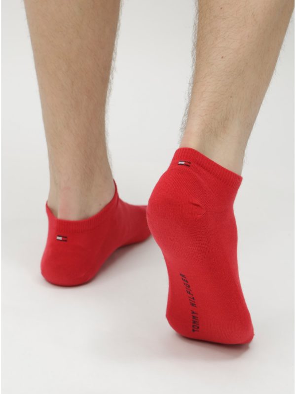 Balenie dvoch párov pánskych nízkych ponožiek v červenej a modrej farbe Tommy Hilfiger