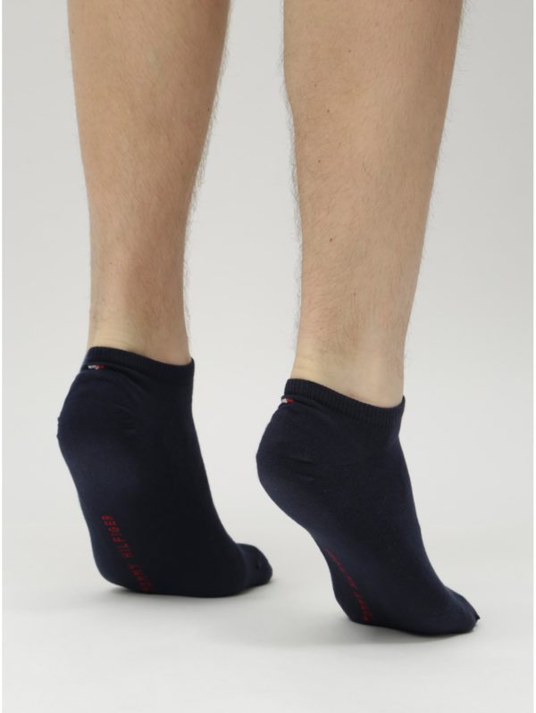 Balenie dvoch párov pánskych nízkych ponožiek v červenej a modrej farbe Tommy Hilfiger