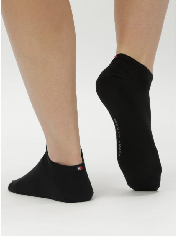 Balenie dvoch párov pánskych nízkych ponožiek v čiernej farbe Tommy Hilfiger