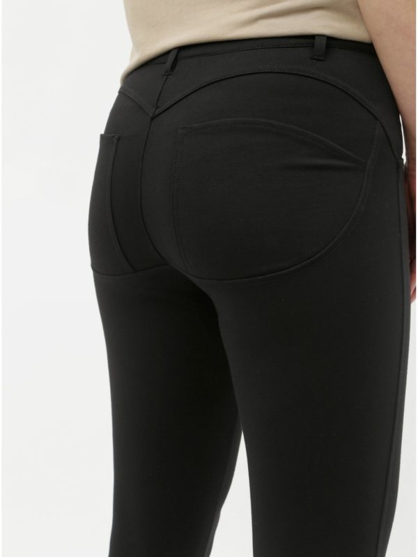 Čierne skrátené skinny fit nohavice s push up efektom ONLY Evie