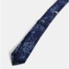 Tmavomodrá kvetovaná slim kravata so sponou Burton Menswear London