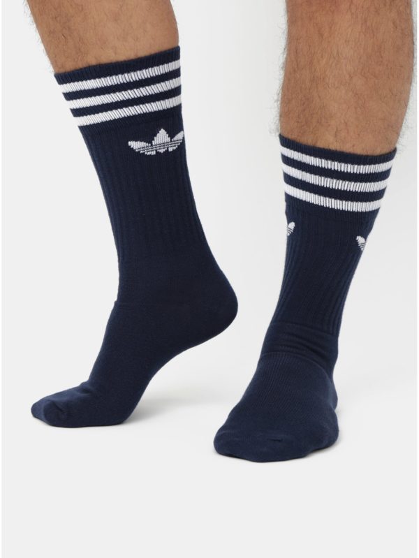 Balenie troch párov pánskych ponožiek v modrej a bielej farbe adidas Originals Solid Crew