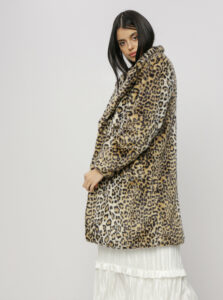 Svetlohnedý kabát z umelej kožušiny s leopardím vzorom M&Co