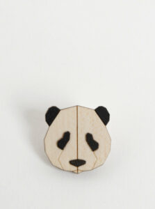 Drevená brošňa v tvare pandy BeWooden