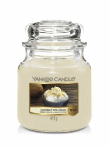 Yankee Candle vonná sviečka Coconut Rice Cream Classic stredná