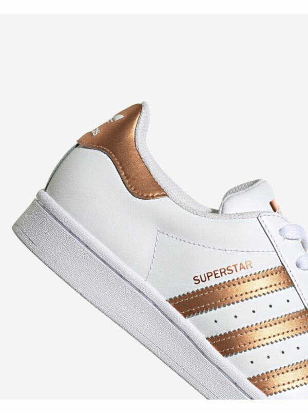Biele dámske kožené tenisky s detailmi v bronzovej farbe adidas Originals Superstar