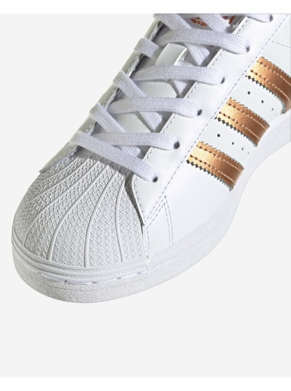 Biele dámske kožené tenisky s detailmi v bronzovej farbe adidas Originals Superstar